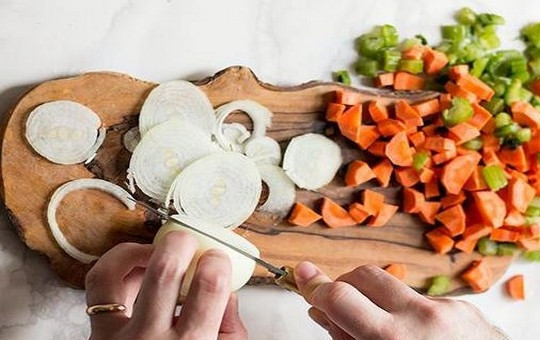 1. Этап. Мясо в красном вине: Все овощи почистите и промойте. Морковь и стебли сельдерея нарежьте небольшими ломтиками, репчатый лук – кольцами.