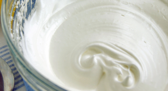 1. Этап. Безе с ягодами: Взбиваем белки в крепкую пену, затем добавляем половину от необходимого количества сахара и взбиваем повторно.