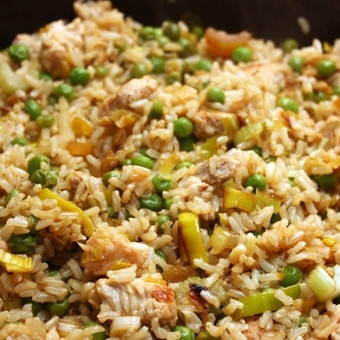 1. Этап. Коричневый рис с индейкой и овощами: Добавляем молотый перец и соевый соус. Хорошенько перемешиваем, прогреваем (рис должен скрепиться с остальными ингредиентами) и снимаем с огня.