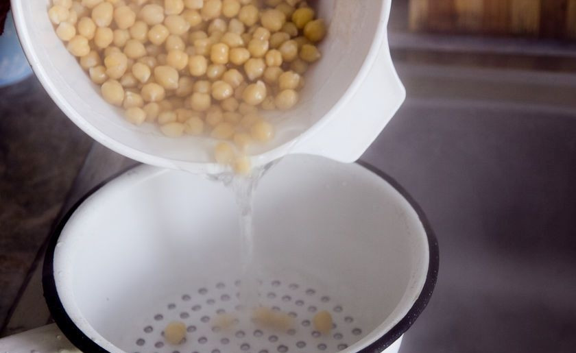 1. Этап. Салат из нута: Затем воду слейте, а нут остудите.