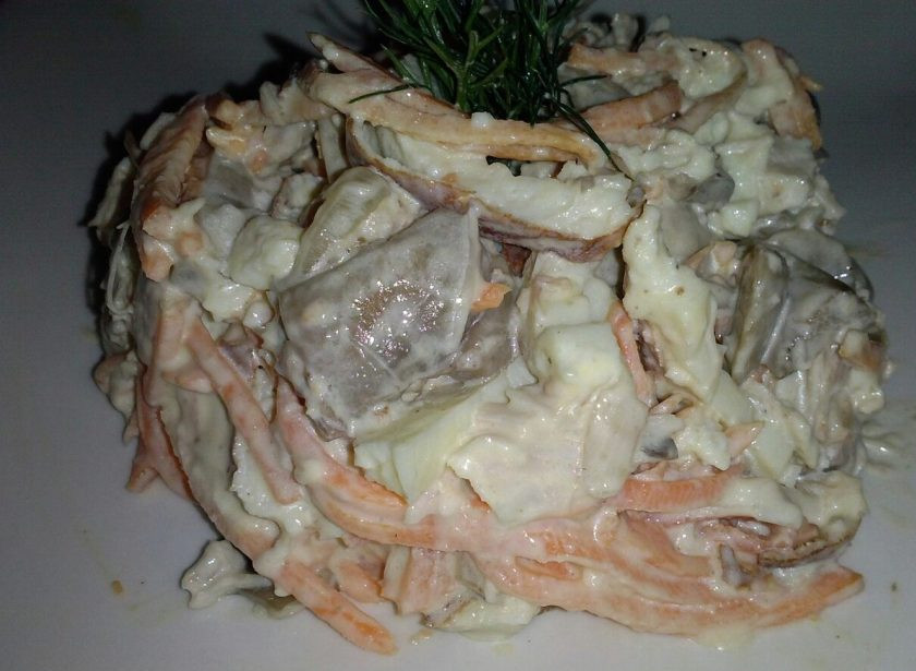 1. Этап. Салат с курицей, омлетом и корейской морковью: 8. Подаем салат, украсив зеленью. Приятного аппетита!