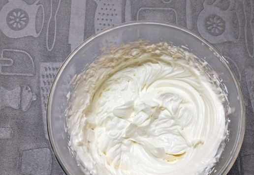 1. Этап. Шоколадные мини-вафли с кремом-чиз: Взбить.