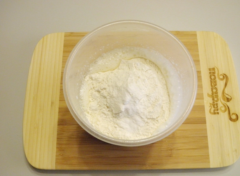 1. Этап. Панкейки на кислом молоке: Смешайте пшеничную муку с содой. Просейте и введите в тесто. Миксером соедините массу до однородного состояния, чтобы не было мучных комочков.