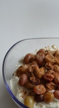 1. Этап. Десерт из хлебцев и винограда: Готовый десерт посыпать молотой корицей.