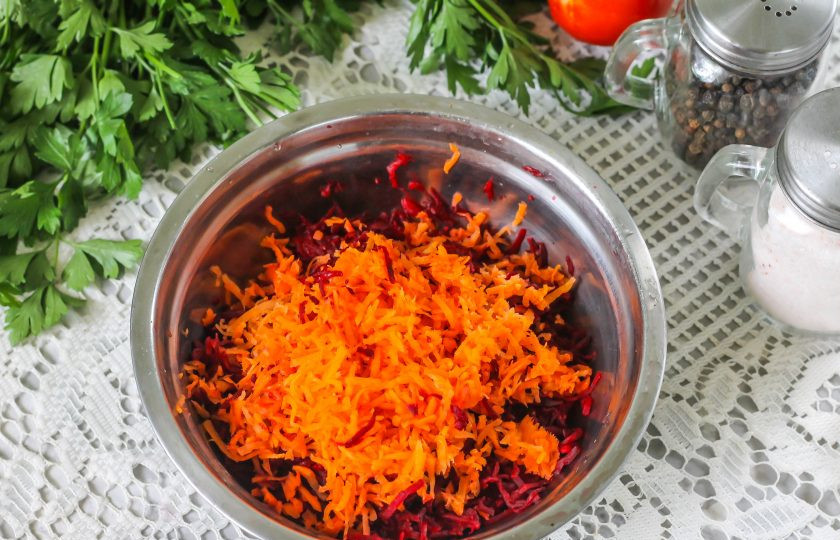 1. Этап. Борщ с болгарским перцем: Очистите от кожуры свеклу и морковь, промойте корнеплоды в воде. Натрите на терке с мелкими ячейками в миску.