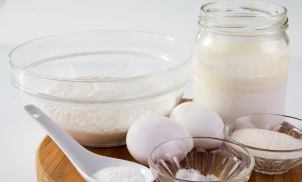 1. Этап. Пышные оладьи на кислом молоке без дрожжей: 1. До того как приготовить пышные оладьи на кислом молоке без дрожжей, положите на стол все необходимые продукты.