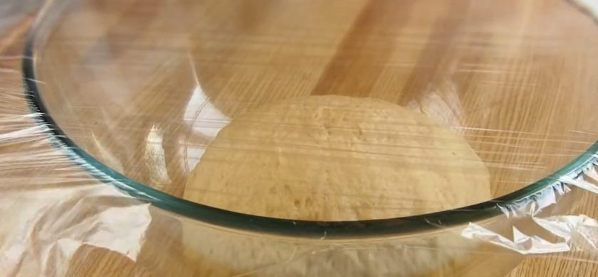 1. Этап. Булочки с корицей (простые и вкусные): 2. Добавьте просеянную муку и ложкой вымесите тесто. Переложите массу на присыпанную мукой поверхность и замесите мягкое тесто. Переложите тесто в смазанную растительным маслом миску, накройте пленкой и оставьте в теплом месте на 1 час.