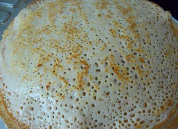 1. Этап. Блины с дырочками на молоке: 7. Обжаривайте блинчики с одной и другой стороны до румяности. Подавайте блинчики сразу или после остывания.