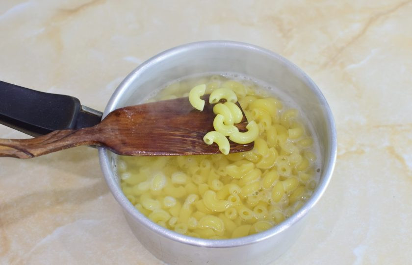1. Этап. Макароны с грибами и яйцом: Предварительно отварите в кипящей воде макароны. По времени варки ориентируйтесь на инструкцию на упаковке. Обычно хватает 7-10 минут. Макароны должны стать мягкие. Откиньте их на дуршлаг и дайте стечь воде.