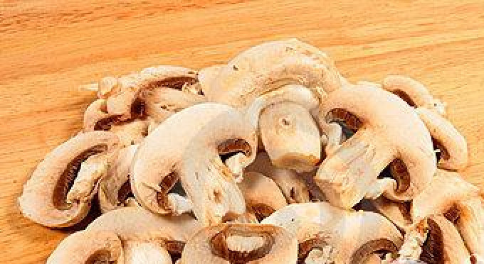 1. Этап. Жареные овощи с рисом: 4. В то же время в мелкой сковородке на среднем огне накалить ореховое масло. Бросить туда спаржу, порезанную на 2-25, см отрезки, порезанный красный перец, лук, грибы, имбирь и чеснок. Жарить, помешивая, 4-5 минут, пока все овощи не станут нежными и хрустящими.