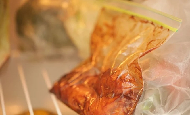 1. Этап. Грудинка куриная: Положите грудки в пакет с маринадом и оставьте в холодильнике на 24 часа.