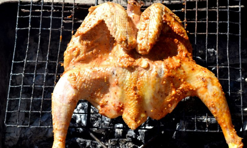 1. Этап. Курица на мангале целиком: Жарьте до румяности и мягкости.