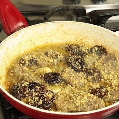 1. Этап. Баранина по-узбекски: Добавьте чернослив, измельченные грецкие орехи и тушите еще 10 минут на медленном огне.