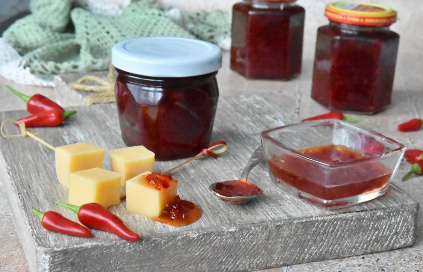 1. Этап. Джем из красного перца чили: Пикантный джем из чили перца идеально подходит к сырам, мясным нарезкам. Его можно подать как соус к креветкам, овощам и жареному мясу.