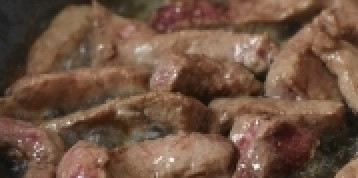 1. Этап. Печень с яблоками: Разогреть в сковороде растительное масло и быстро - 1-2 минуты - обжарить печенку.