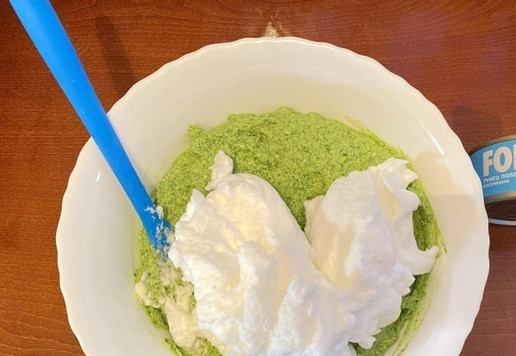 1. Этап. Закусочный шпинатный торт: К белкам добавьте соль и взбейте миксером в устойчивую пышную массу. Переложите в миску и аккуратно перемешайте.