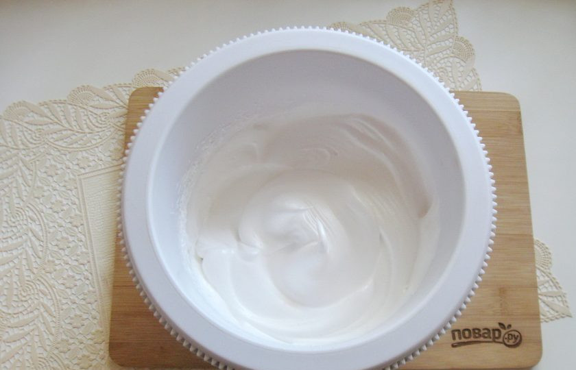 1. Этап. Безе Павлова: Взбейте белки миксером до мягких пиков. Постепенно всыпая сахар, взбейте белки до густой, стойкой, немного вязкой консистенции.