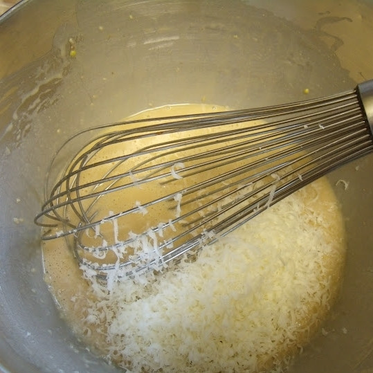 1. Этап. Соус Цезарь: Добавляем соль, перец и сыр. Хорошенько перемешиваем.