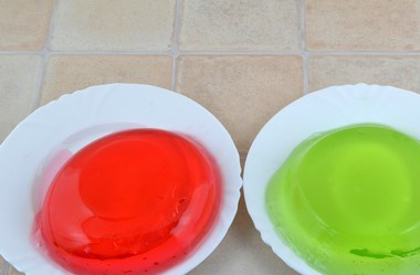 1. Этап. Торт Клипарт: Обе тарелки с желе опустите в емкость с горячей водой на 15 секунд, переверните желе на тарелку.