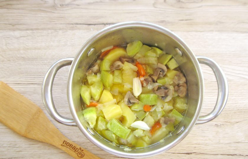 1. Этап. Суп-пюре на курином бульоне: Кабачки помойте, нарежьте и выложите в кастрюлю. Налейте куриный бульон. Посолите, поперчите и варите овощи до мягкости 20-25 минут. После добавьте чеснок.
