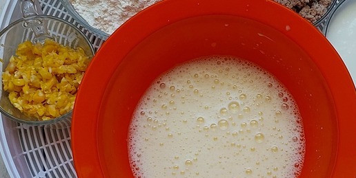 1. Этап. Закусочные маффины с фаршем и кукурузой: Далее взбить яйца. Можно миксером, можно венчиком. Не до густой пены, слегка.