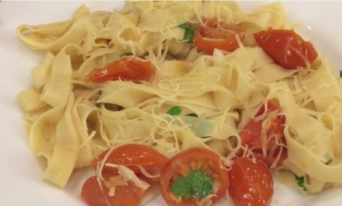 1. Этап. Домашние макароны: 13. Выложите пасту на блюдо, обязательно присыпьте её пармезаном, в крайнем случае — любым другим тертым твердым сыром. Получается ну просто изумительно!