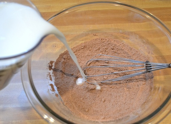 1. Этап. Быстрый шоколадный пудинг: 2. Влейте к сухим ингредиентам молоко и перемешайте венчиком, чтобы не было комочков.