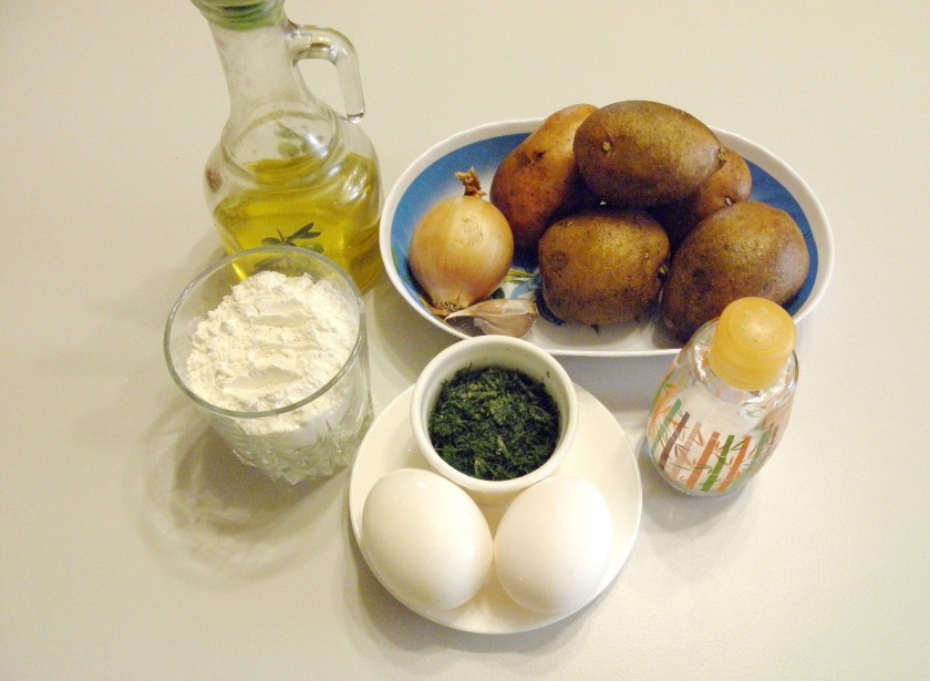 1. Этап. Картофельные оладьи: Приготовьте продукты. Картофель вымойте и очистите от кожуры, так же поступите с луком и чесноком.