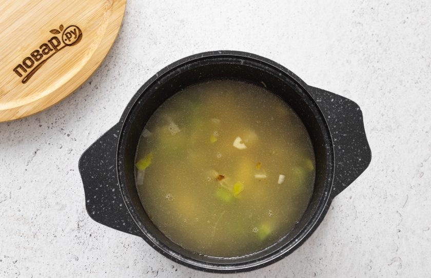 1. Этап. Суп-пюре из лука-порей и брокколи: Влейте овощной бульон, доведите до кипения. Посолите и поперчите. Прикройте кастрюлю и варите на медленном огне до мягкости картофеля около 12 минут.