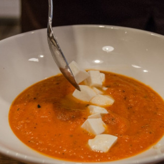 Cуп из томатного сока с сыром