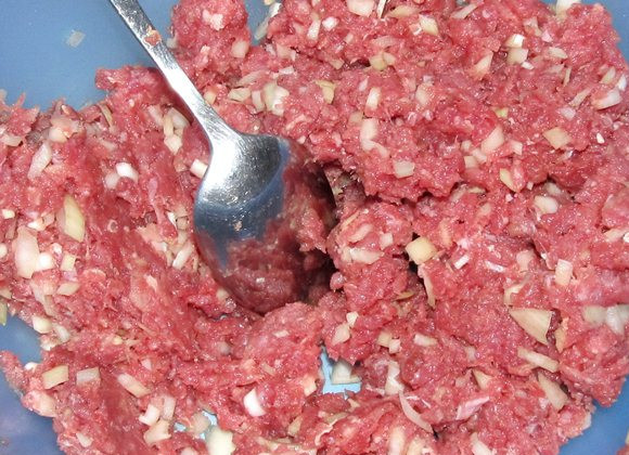 1. Этап. Слоеные пирожки с мясом: Тщательно перемешайте.