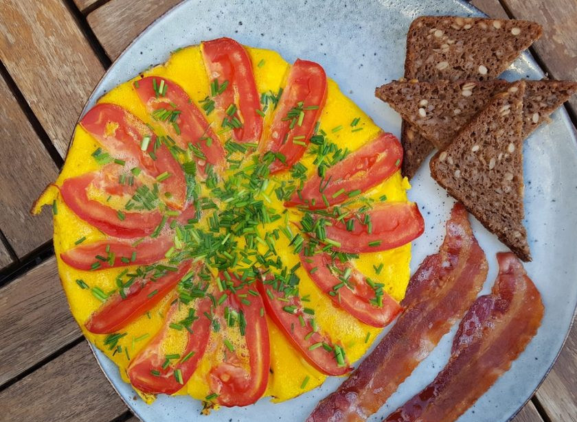 1. Этап. Омлет с помидорами и луком: 6. Через пару минут омлет будет готов. Подавайте его с беконом и хлебом. Вкусного завтрака!