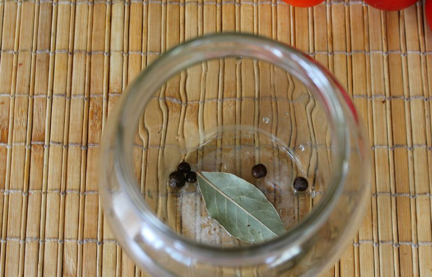 1. Этап. Перец фаршированный морковью на зиму: На дно банки кладем лавровый лист и душистый перец.