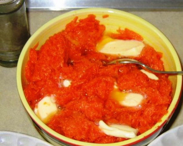 1. Этап. Тыквенная запеканка с сыром: Тыкву отварите и превратите в пюре. Смешайте его с половиной сливочного масла.