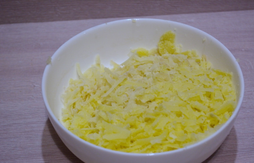 1. Этап. Ньокки с мясным соусом: 1. Картофель очистить и натереть на крупной терке.