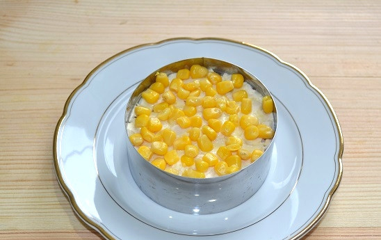 1. Этап. Салат с консервированным перцем: 10. Украсьте верх кукурузой.