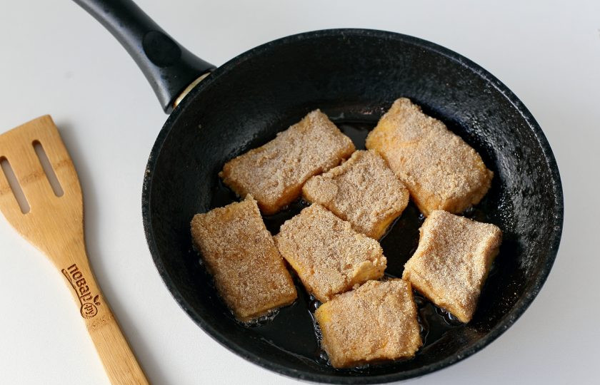 1. Этап. Шницели из тыквы: Выкладывайте шницели на хорошо разогретую сковороду с маслом. Жарьте на среднем огне с двух сторон до румяной корочки сверху.