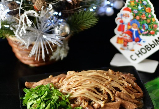 1. Этап. Индейка с грибами эноки: Подаём блюдо горячим с зеленью. Здесь уместны зелёный лук, кинза, мята. Из гарнира - рис. Всего доброго в Новом году!