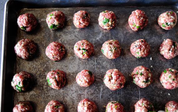 1. Этап. Итальянский суп с фрикадельками: Слепить из фарша около 24 фрикаделек.