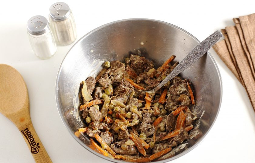 1. Этап. Салат из куриной печени: Заправьте салат майонезом и хорошо перемешайте. Салат из куриной печени готов.