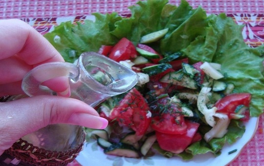 1. Этап. Летний легкий салат: 6. Заправьте салат оливковым или нерафинированным подсолнечным маслом и подавайте на стол со свежим черным хлебом. Приятного аппетита!