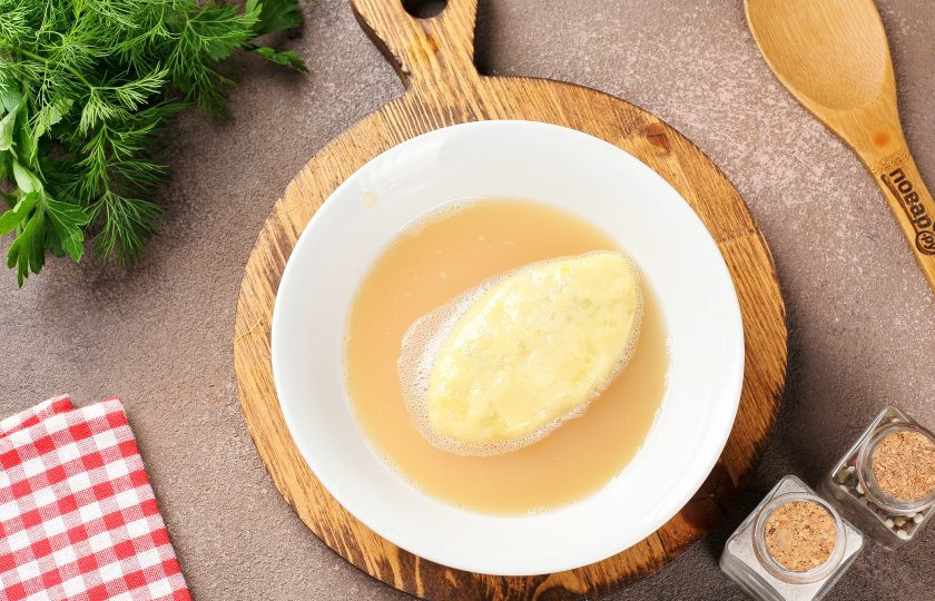 1. Этап. Картофельные пирожки с грибами: Оставшееся яйцо взбейте с солью и холодной водой. Окуните в яичную массу пирожок.