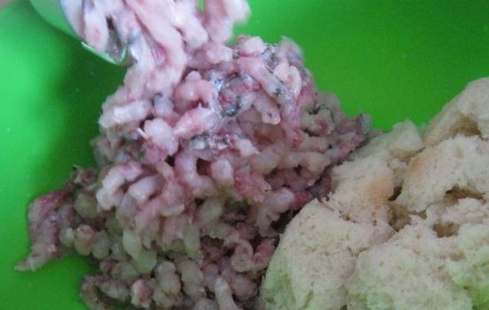 1. Этап. Рыбные котлеты из речной рыбы: При помощи блендера или мясорубки измельчаем рыбное филе, обжаренный лук и отжатый хлеб.
