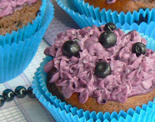 1. Этап. Черничные кексики: 7. Выкладываем крем на кексики и украшаем ягодами. Если позволяет время, крем нужно убрать в холодильник на один час для полного застывания.