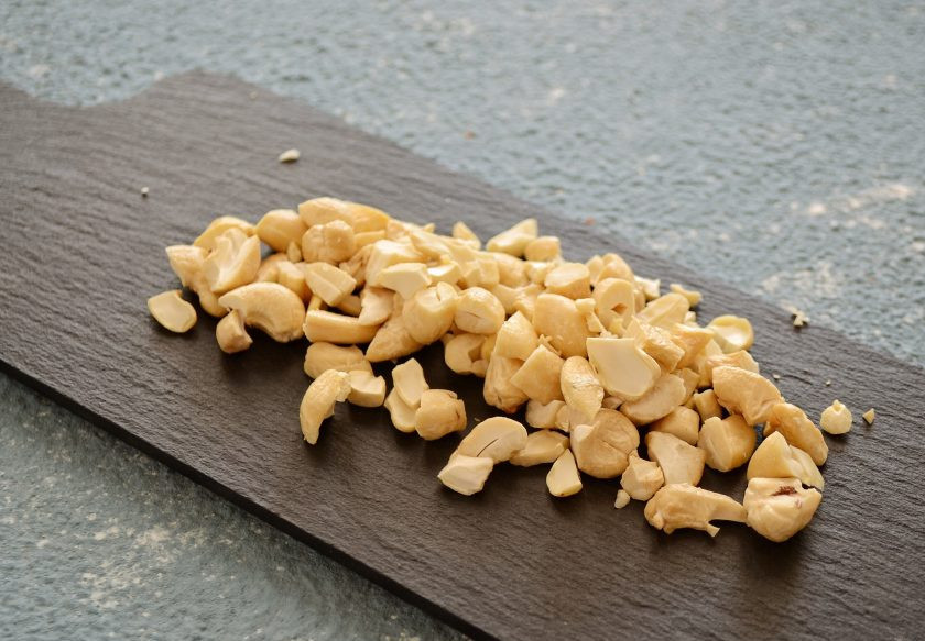 1. Этап. Салат с карамелизированной грушей: Порубите орехи ножом на кусочки среднего размера.