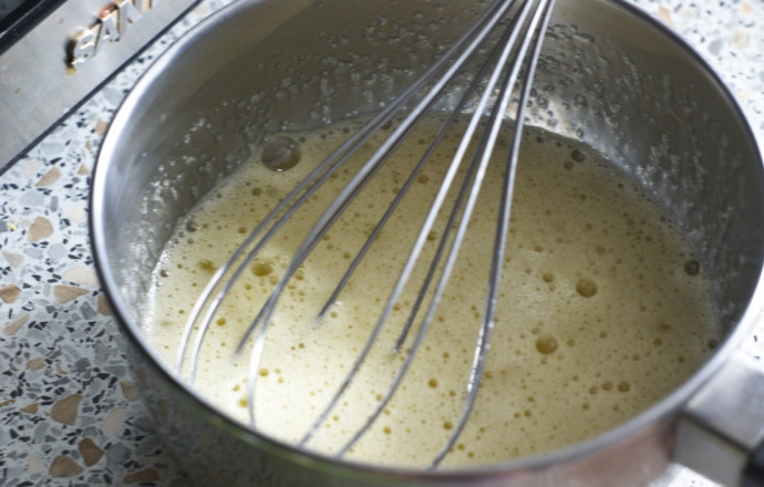 1. Этап. Облепиховый крем: 2. В сотейник вбиваю яйца и всыпаю сахарный песок, перемешиваю, затем вливаю облепиховое пюре и отправляю на средний огонь, варю смесь около 10 минут.