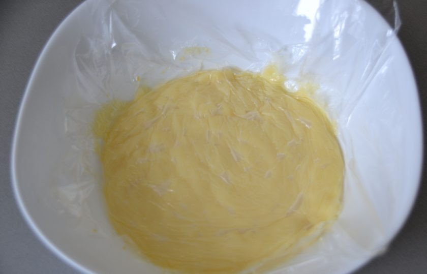 1. Этап. Фисташковые эклеры: Переложите заварной крем в миску и накройте пленкой стык в стык, охладите.