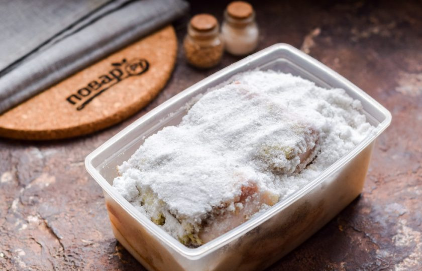 1. Этап. Солёное сало: Поверх еще выложите сало, посыпьте солью. Закройте контейнер герметично и уберите в холодильник на 4-5 дней. Спустя время достаньте сало, уберите соль, нарежьте сало и подавайте к столу.