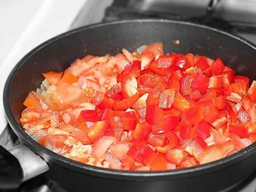 1. Этап. Тефтели под томатным соусом: 7. Тем временем очистить болгарский перец от семян, нарезать кубиками. Вымыть помидоры, при желании удалить кожицу. Пропустить через пресс чеснок. Измельченные овощи добавить на сковороду к луку. Тушить около 5 минут, добавив соль и специи по вкусу. Можно использовать сушеную зелень и любимые приправы.