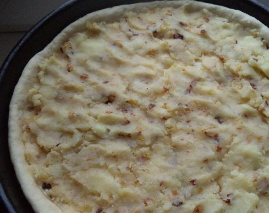 1. Этап. Сибирский рыбный пирог: 6. Раскатываем тесто и выкладываем на смазанную форму, делая небольшие бортики. Наверх выкладываем картофель с луком и можно промазать майонезом.